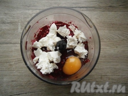 Свеклу, картошку и лук немного измельчить, включив блендер на 20-30 секунд. Затем добавить сырое яйцо, сметану и раскрошенную фету.
