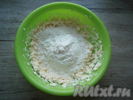 Всыпать сахар и ванильный сахар, взбить получившуюся массу миксером в течение 2-3 минут. Затем всыпать муку.
