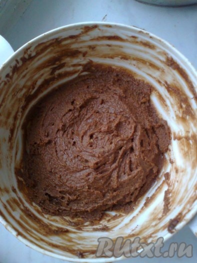 К измельченному печенью добавляем мягкое сливочное&nbsp;масло, какао порошок, сгущенное молоко и растопленный на водяной бане или в микроволновке шоколад (по желанию).
