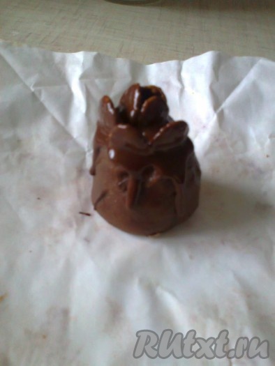 Хлопья надо обмакивать в шоколад, не снимая его с водяной бани, чтобы шоколад не застыл, и лепить шишки, начиная сверху.
