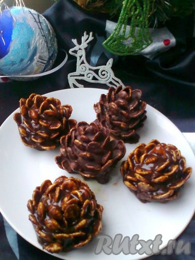 У меня шоколад застыл и я добавила еще 2 столовые ложки растопленного сливочного масла, поэтому некоторые шишки получились светлее. 

Охладить готовый десерт "Шишки" в холодильнике.