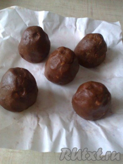 После холодильника можно придать массе желаемую форму. Получится 5 заготовок.&nbsp;
