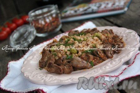 Куриные сердечки с луком на сковороде