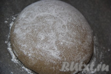Присыпать хлеб пшеничной мукой и переложить на противень (противень предварительно можно смазать маслом или застелить пергаментом).
