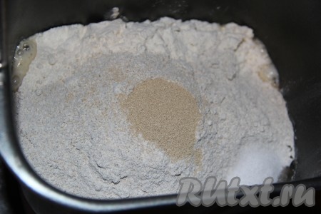 Всыпать ржаную и пшеничную муку, соль, дрожжи и, закрыв крышку хлебопечки, выставить на 1,5 часа режим "Замес теста".
