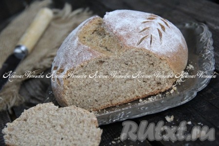 Выпекать в разогретой духовке при температуре 200 градусов, примерно, 40 минут. Хлебушек покроется красивой корочкой. Готовый&nbsp;ржаной хлеб, замешанный на пиве, остудить и нарезать на кусочки. Выпечка получается очень вкусной, воздушной, попробуйте!