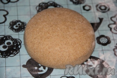 По прошествии времени готовое тесто, хорошо увеличившееся в объёме (замешанное руками или в хлебопечке), переложить на стол, присыпанный мукой, и обмять. Сформировать круглый хлеб.
