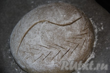 Оставить ржаной хлеб на противне, примерно, на 35-40 минут под полотенцем. Перед выпеканием я на поверхности хлеба сделала красивые разрезы с помощью острого лезвия (можно просто сделать глубокий разрез с помощью острого ножа).
