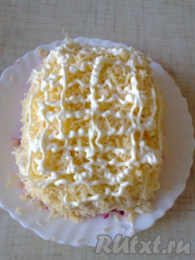 Для 5 слоя используем вторую половину натертого сыра, хорошо смазываем майонезом.