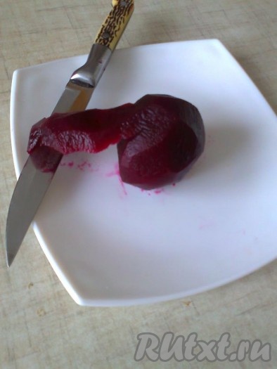 Свеклу (у меня было 5 штук среднего размера) отвариваем, очищаем от кожуры.
Сначала я нарезала полосочки со свеклы для украшения верха салата.