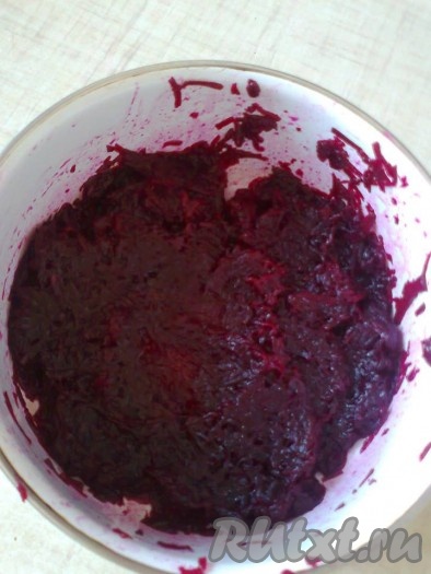 2 свеклы натерла на средней терке для украшения верха и боков салата. Можно также натереть на крупной терке.