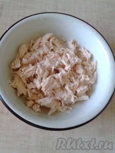 Отварное филе нарезать соломкой или порвать руками, можно заправить майонезом или хорошо промазать слой майонезом в салате, чтобы мясо не было сухим, посолить, поперчить, при необходимости.