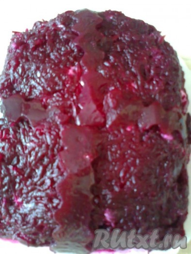 Аккуратно покрываем верх и бока салата слоем свеклы, которую натерли для украшения салата. Выкладываем полоски из свеклы. Верхний слой можно украсить гранатовыми зернами, если такие имеются (или по желанию).