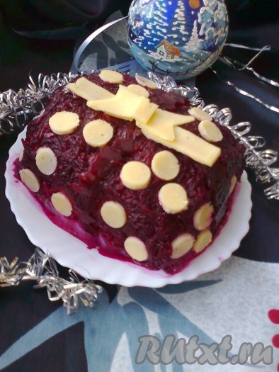 Бока и верх салата "Подарочек" еще надо украсить бантиком и горошками из сыра. Дать настояться пару часов в холодильнике. Вот такой салат у нас получился.