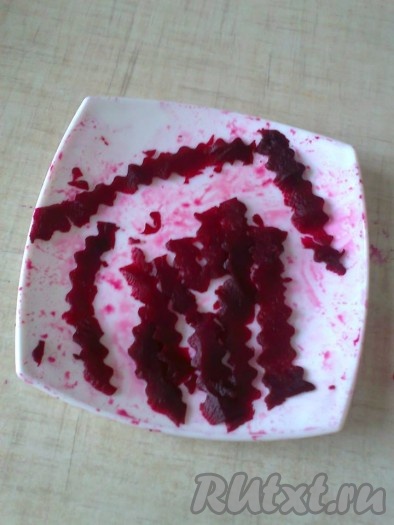 Затем вырезала фигурные полоски. Этот салат можно украшать еще зернами граната (или на ваше усмотрение), делайте, как вам больше нравится.