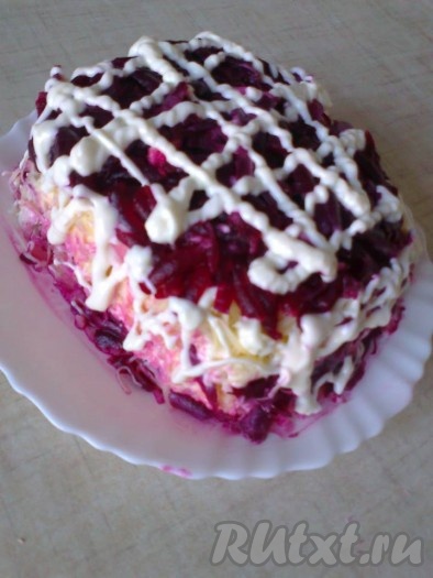 Для 6 слоя используем вторую половину натертой свеклы, смазываем майонезом.