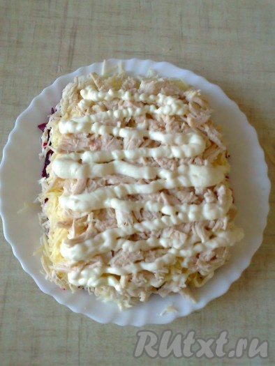 Для 4 слоя используем вторую половину отварного филе, хорошо смазываем майонезом.