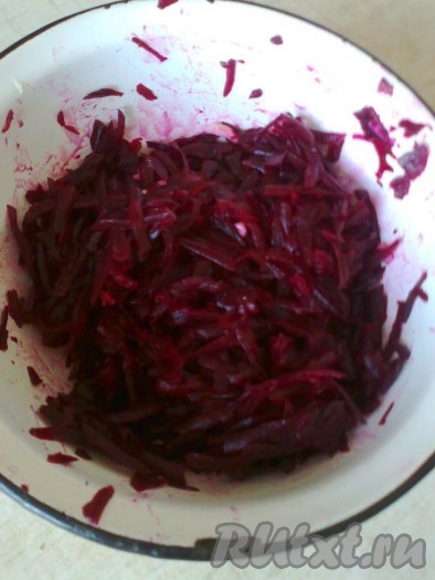 3 свеклы я натерла на крупной терке для приготовления салата. К натёртой свекле добавила 3 измельченных зубчика чеснока (по желанию).
