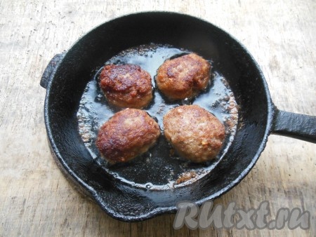 Затем переверните котлетки из телятины и обжарьте до румяности с другой стороны. Время приготовления будет зависеть от размера котлеты, котлета среднего размера обжаривается по 4-5 минут с каждой стороны на среднем огне. Готовые котлеты можно пропарить в духовке, для этого в форму для запекания переложите котлеты, добавьте 50-100 мл воды, поставьте в духовку, разогретую до 170 градусов, на 5-7 минут.

