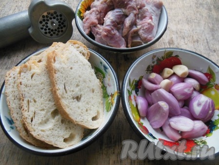 Репчатый лук и чеснок очистите от кожуры. Мясо нарежьте на небольшие кусочки. Пропустите через мясорубку мякоть телятины, репчатый лук, чеснок и слегка отжатый от молока хлеб.
