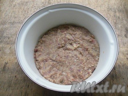Тщательно отбейте фарш о дно миски, накройте пищевой пленкой, уберите в холодильник на 10-15 минут.

