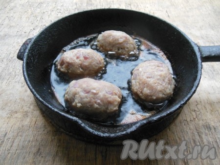 На сковороде разогрейте растительное масло, выложите котлеты и обжарьте с одной стороны до румяного цвета на среднем огне. Накрывать сковороду крышкой не нужно.
