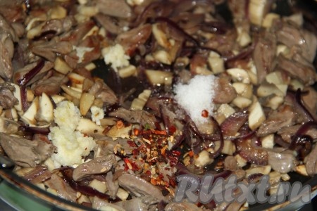 Добавить в сковороду соль, специи и пропущенный через пресс чеснок, перемешать.
