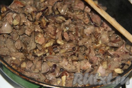 Обжарить печень на среднем огне в течение 2 минут, перемешивая массу.
