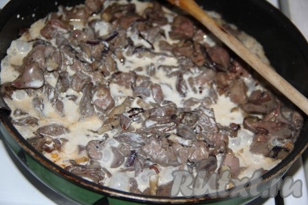 Влить сливки и убавить огонь до минимума.
