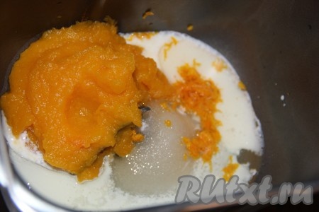 Я замес теста делала в хлебопечке, для этого в ведёрко хлебопечки нужно влить кефир комнатной температуры и масло, добавить пюре тыквы, сахар и ванильный сахар. Апельсин хорошо вымыть, снять с него цедру. Добавить цедру в ведёрко.
