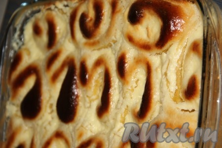 Поставить форму обратно в духовку и выпекать ещё 20 минут при той же температуре. Готовые булочки подать в горячем виде.&nbsp;
