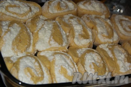 Выложить кусочки рулета в форму для выпечки, смазанную растительным маслом. Я выпекала булочки в стеклянной форме размером 30х22 см.