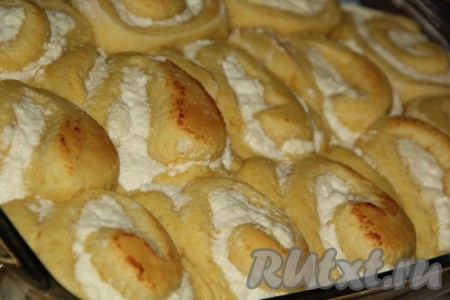 Форму с булочками отправить в разогретую духовку и выпекать при температуре 200 градусов, примерно, 20 минут.
