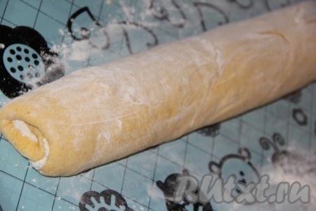 Свернуть тесто с начинкой в тугой рулет. 