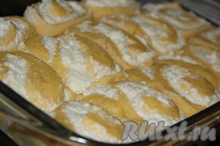 Оставить булочки в форме для расстойки на 1 час. Тыквенные булочки с творогом увеличатся в объёме.&nbsp;
