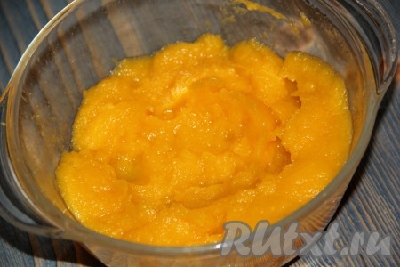 Тыкву, предварительно очищенную от кожуры и семян, нарезать на кусочки и поместить в стеклянную посуду. Запечь тыкву в микроволновке при максимальной мощности в течение, примерно, 10 минут. Тыква станет мягкой. С помощью погружного блендера пробить тыкву в пюре. Для замешивания теста нам понадобится 210 грамм тыквенного пюре.
