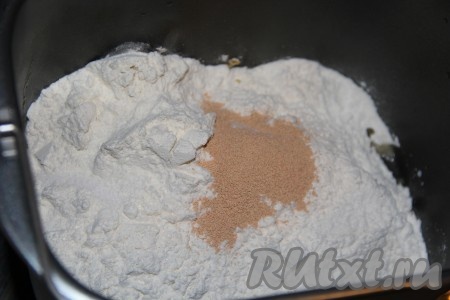 Затем всыпать муку, соль, дрожжи и, закрыв крышку хлебопечки, на 1,5 часа выставить режим "Замес теста".
