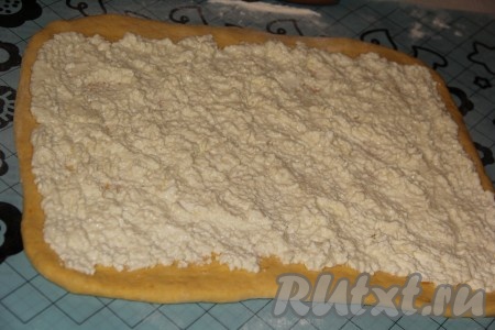 Выложить творожную массу на тесто и разровнять.