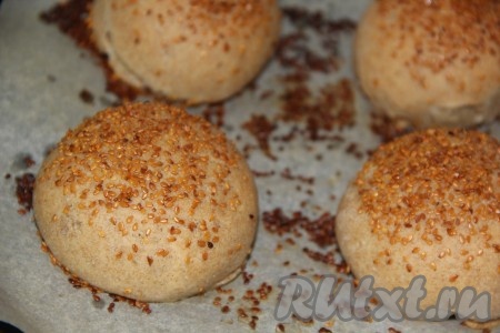 Выпекать ржаные булочки для бургеров в разогретой духовке при температуре 200 градусов, примерно, 25 минут.