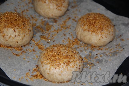 Перед выпеканием смазать булочки водой и посыпать кунжутом или маком.