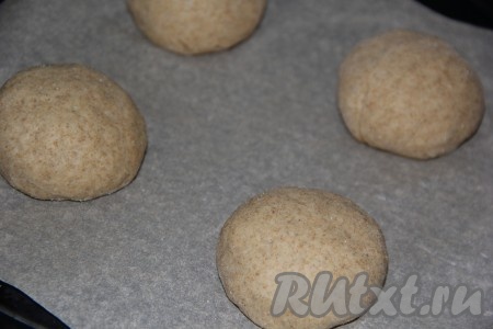 Готовое тесто обмять и разделить на 8 частей. Сформировать круглые булочки и выложить их на расстоянии друг от друга на противень, застеленный пергаментом (или смазанный маслом). Оставить булочки на противне на 30-35 минут.
