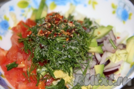 Зелень вымыть, обсушить, мелко нарезать, вместе со специями и солью добавить к овощам. Выдавить сок из половинки лимона и влить к овощам. В моей семье не едят острое, поэтому для начинки тако я не использовала жгучий перец.
