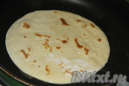 Жарить лепёшку до золотистого цвета с двух сторон на среднем огне. Аналогично пожарить все лепёшки. Жарятся лепёшки очень быстро, примерно, по 1 минуте с каждой стороны.
