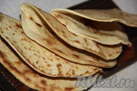 Готовые лепёшки сложить пополам и оставить в таком виде. У нас получатся "кармашки" для начинки.
