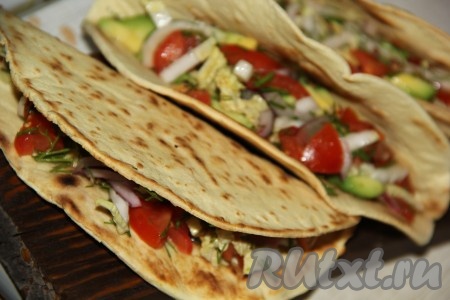 В лепешку вложить овощную начинку.
