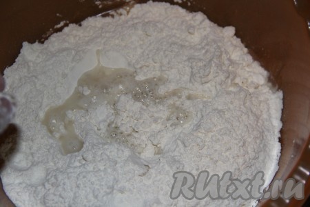 Для начала приготовим лепёшки. Из этого количества ингредиентов получается 6-7 лепёшек. Муку всыпать в глубокую миску, добавить соль и соду, затем влить масло и, постепенно добавляя воду, замесить тесто.
