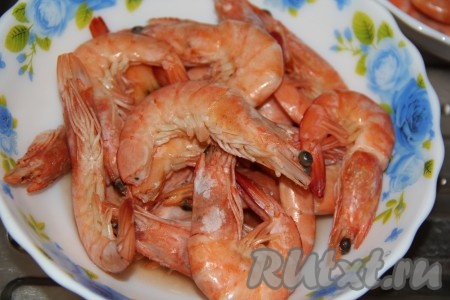 Креветки разморозить при комнатной температуре.
