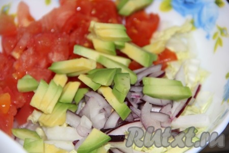 Для приготовления овощной начинки нашинковать китайскую капусту. Лук нарезать тонко, помидор - средними кусочками. Авокадо очистить и нарезать средними брусочками. Соединить китайскую капусту, лук, помидор и авокадо.
