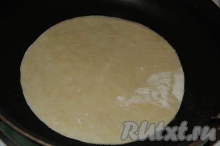 Сухую сковороду разогреть и выложить на неё лепёшку.
