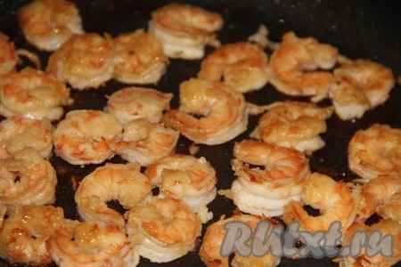 Обжарить креветки с двух сторон на сухой сковороде на среднем огне (примерно, по 2 минуты с каждой стороны).
